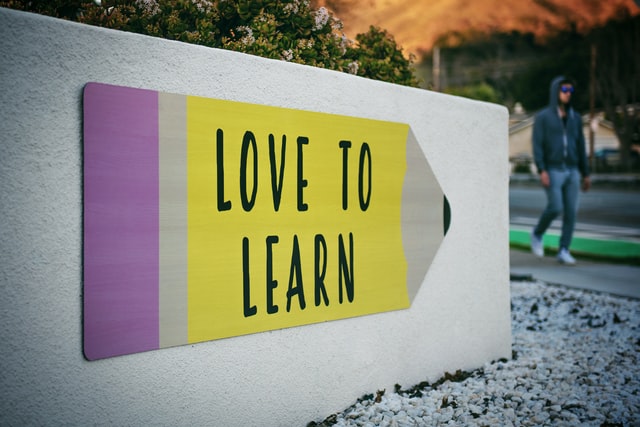 aimer apprendre - Photo by Tim Mossholder on Unsplash